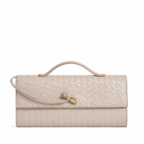 Bottega Veneta Andiamo μπεζ κεντραρισμένη σε λευκό φόντο