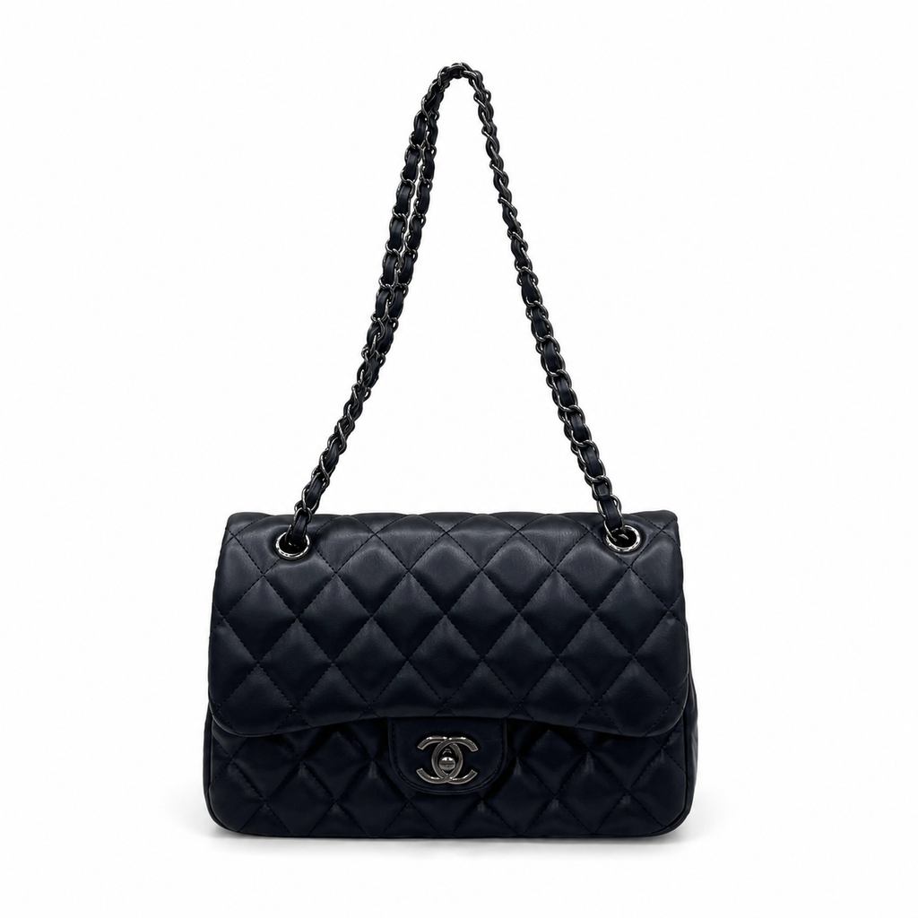Chanel 2.55 μαύρη καπιτονέ τσάντα ώμου με αλυσίδα σε λευκό φόντο
