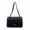 Chanel 2.55 μαύρη καπιτονέ τσάντα ώμου με αλυσίδα σε λευκό φόντο