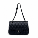 Chanel 2.55 μαύρη καπιτονέ τσάντα ώμου με αλυσίδα σε λευκό φόντο