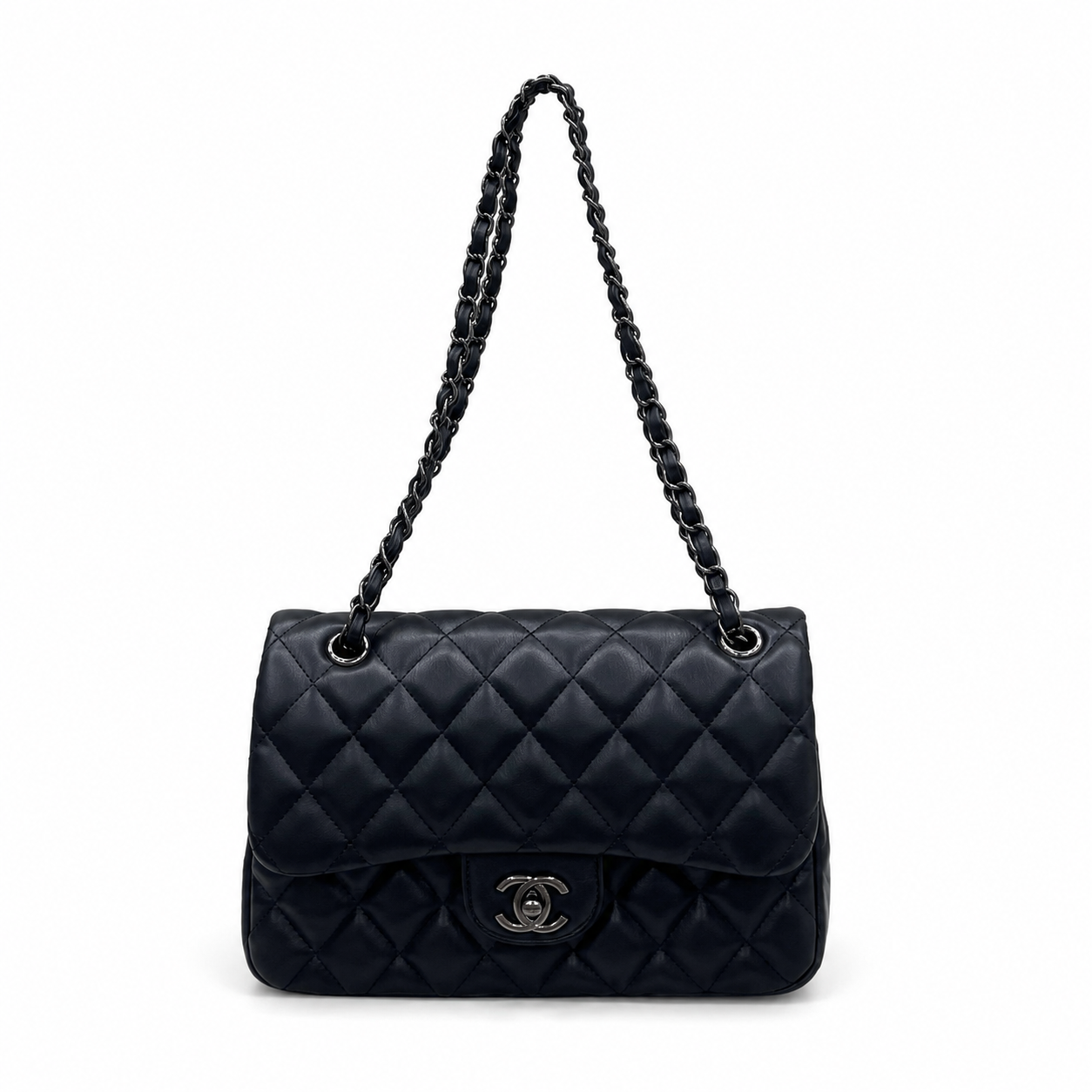 Chanel 2.55 μαύρη καπιτονέ τσάντα ώμου με αλυσίδα σε λευκό φόντο