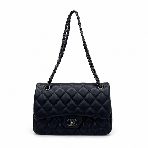 Chanel 2.55 μαύρη καπιτονέ τσάντα ώμου με αλυσίδα σε λευκό φόντο
