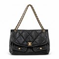 Chanel 25 Maxi Flap Bag μαύρη σε λευκό φόντο