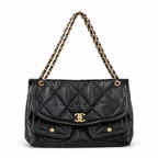 Chanel 25 Maxi Flap Bag μαύρη σε λευκό φόντο