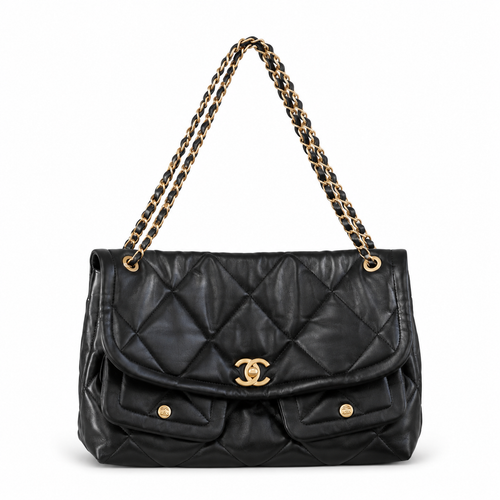 Chanel 25 Maxi Flap Bag μαύρη σε λευκό φόντο