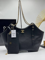 Αρχική φωτογραφία μαύρης Chanel με ασορτί τσαντάκι