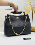 Μαύρη Chanel καπιτονέ τσάντα με χρυσή αλυσίδα