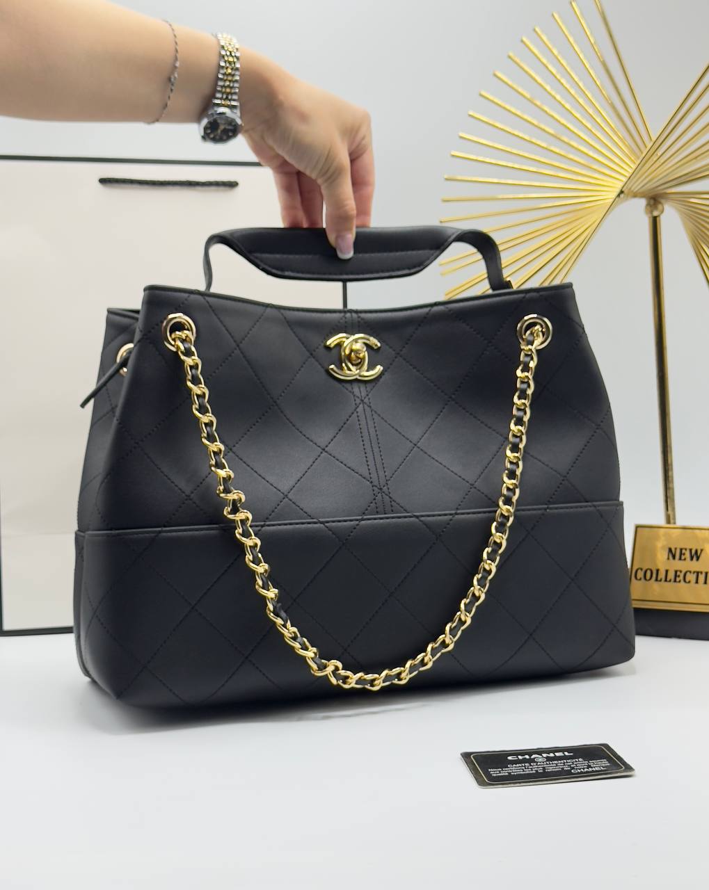 Μαύρη Chanel καπιτονέ τσάντα με χρυσή αλυσίδα