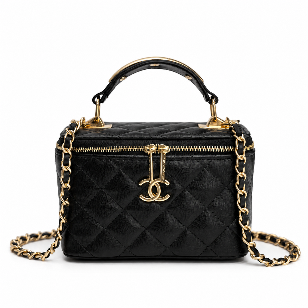 Chanel τσάντα μακιγιάζ μαύρη σε λευκό φόντο