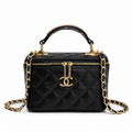 Chanel τσάντα μακιγιάζ μαύρη σε λευκό φόντο