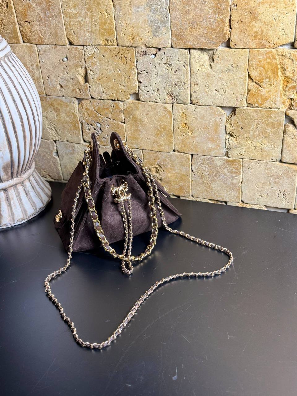 Chanel mini με ματ υφή και χρυσές αλυσίδες