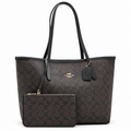 Coach Signature καφέ μαύρη tote με νεσεσέρ σε λευκό φόντο