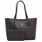Coach Signature καφέ μαύρη tote με νεσεσέρ σε λευκό φόντο