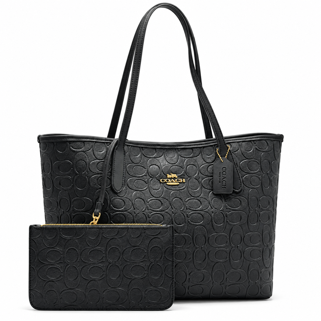 Coach Signature Embossed μαύρη tote τσάντα με νεσεσέρ σε λευκό φόντο