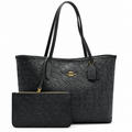 Coach Signature Embossed μαύρη tote τσάντα με νεσεσέρ σε λευκό φόντο