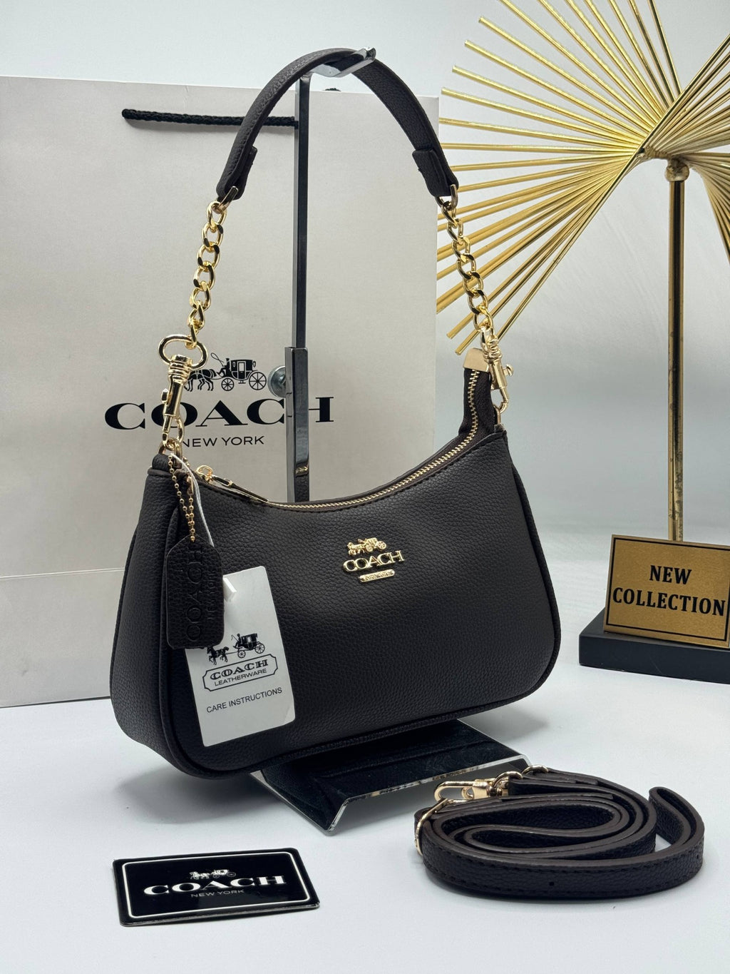 Coach Teri Shoulder Bag μαύρη με χρυσές λεπτομέρειες και αποσπώμενο λουρί