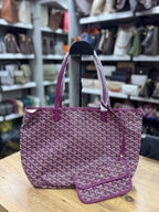 Αρχική φωτογραφία μωβ τσάντας Goyard με ασορτί τσαντάκι