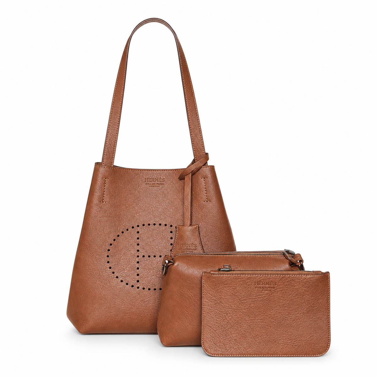 Hermès Evelyne καφέ με δύο νεσεσέρ σε λευκό φόντο