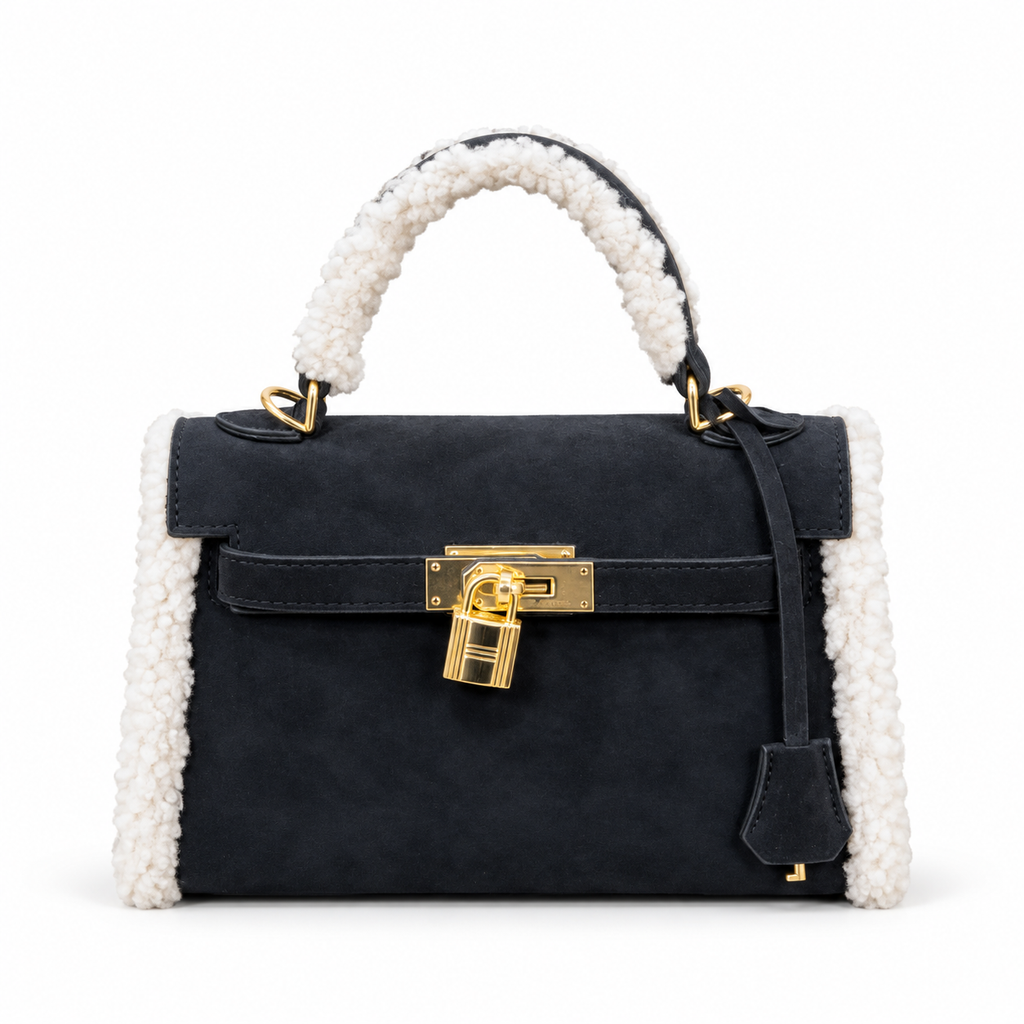 Hermès Mini Kelly μαύρη με λευκή επένδυση σε λευκό φόντο