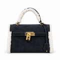 Hermès Mini Kelly μαύρη με λευκή επένδυση σε λευκό φόντο