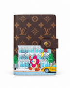 Louis Vuitton Monogram δερμάτινη ατζέντα Vivienne New York σε λευκό φόντο