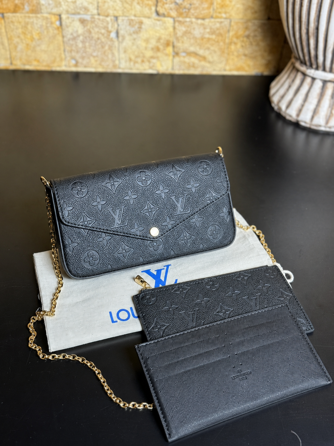 Louis Vuitton Félicie Pochette μαύρη με χρυσή αλυσίδα και δύο εσωτερικές θήκες