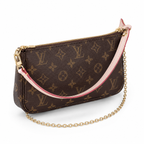 Louis Vuitton Pochette Accessoires Monogram – πλάγια όψη σε λευκό φόντο