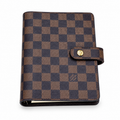 Ατζέντα Louis Vuitton Damier σε λευκό φόντο