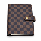 Ατζέντα Louis Vuitton Damier σε λευκό φόντο