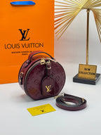 Μπορντό στρογγυλή mini τσάντα Louis Vuitton με λουστρίνι όψη και ιμάντα — αρχική φωτογραφία