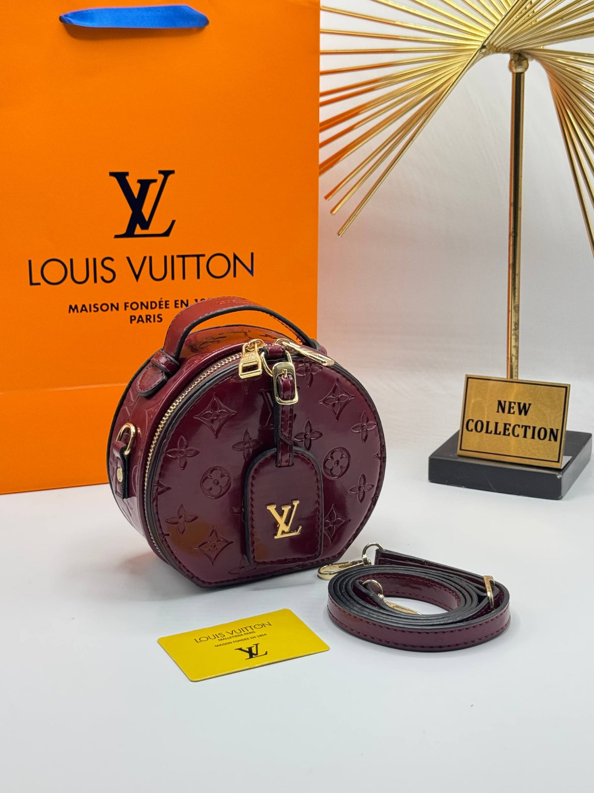 Μπορντό στρογγυλή mini τσάντα Louis Vuitton με λουστρίνι όψη και ιμάντα — αρχική φωτογραφία