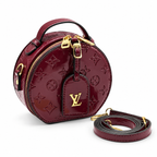 Μπορντό στρογγυλή mini τσάντα Louis Vuitton 16×14 εκ. με ιμάντα σε λευκό φόντο