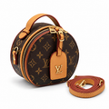 Louis Vuitton Mini Round Monogram 16×14 εκ. με ιμάντα σε λευκό φόντο