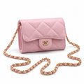 Ροζ mini καπιτονέ τσάντα σε λευκό φόντο