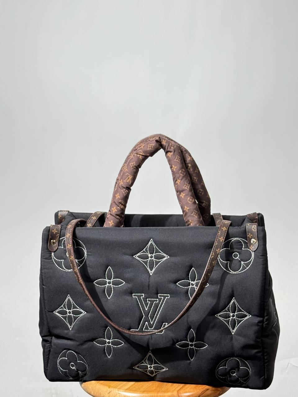 Αρχική φωτογραφία μαύρης padded tote με καφέ λαβές monogram