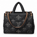 Μαύρη padded tote με κεντημένο monogram σε λευκό φόντο