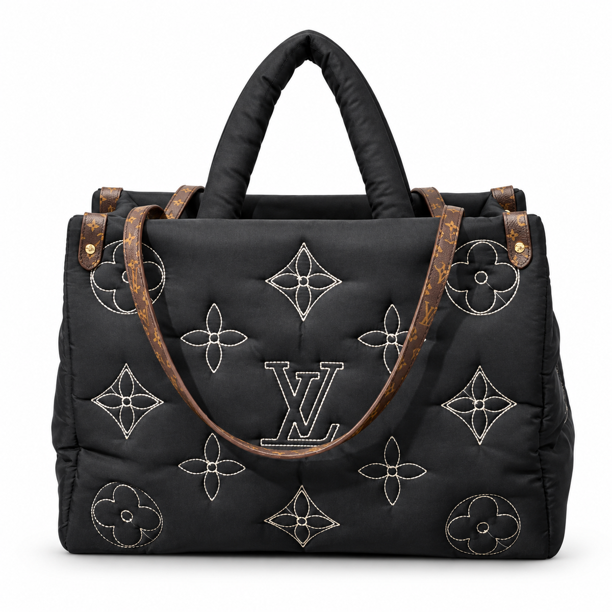 Μαύρη padded tote με κεντημένο monogram σε λευκό φόντο