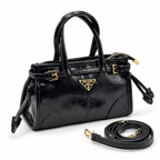 Prada Bonnie Small με λουράκι σε λευκό φόντο