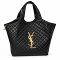 Saint Laurent Icare Maxi μαύρη καπιτονέ tote τσάντα σε λευκό φόντο
