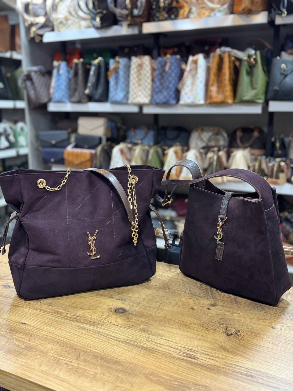 YSL tote με γεωμετρικές ραφές — η αριστερή τσάντα της φωτογραφίας
