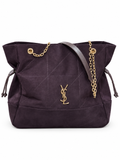 YSL tote με γεωμετρικές ραφές και χρυσή αλυσίδα σε λευκό φόντο