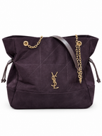 YSL tote με γεωμετρικές ραφές και χρυσή αλυσίδα σε λευκό φόντο